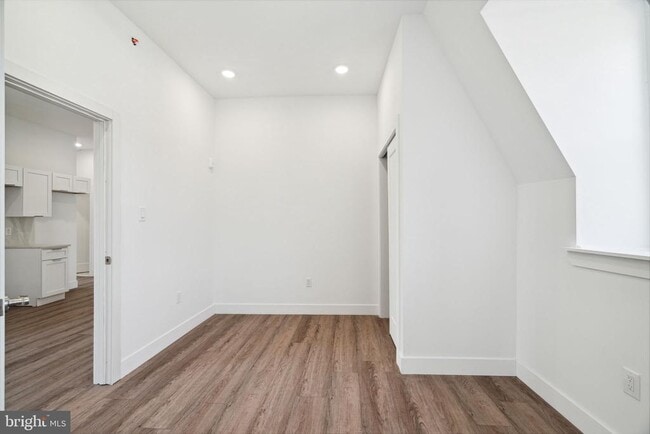 Building Photo - 5164 Ridge Ave