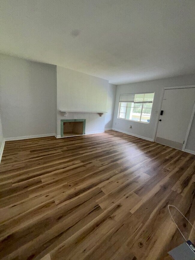 Building Photo - 1016 Alba Dr