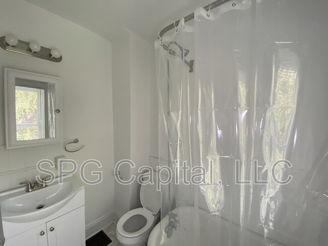 Building Photo - 124 Cedar St