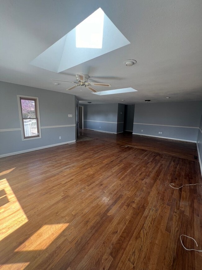 Building Photo - 3 bedrooms/2 bathrooms with detached 2 car...