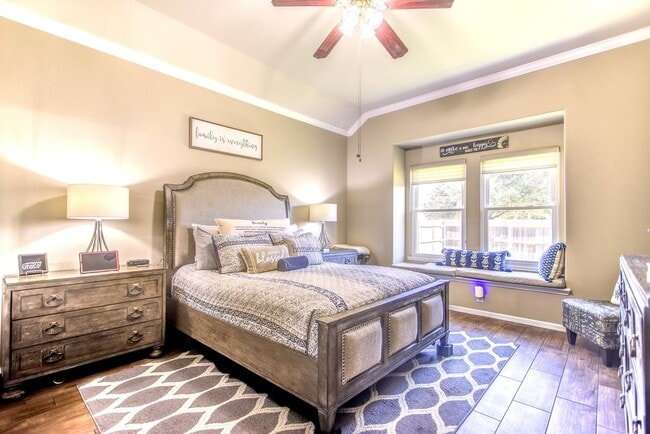 Building Photo - Beautifully Maintained 4 bed/3bath 2 Story Brick home