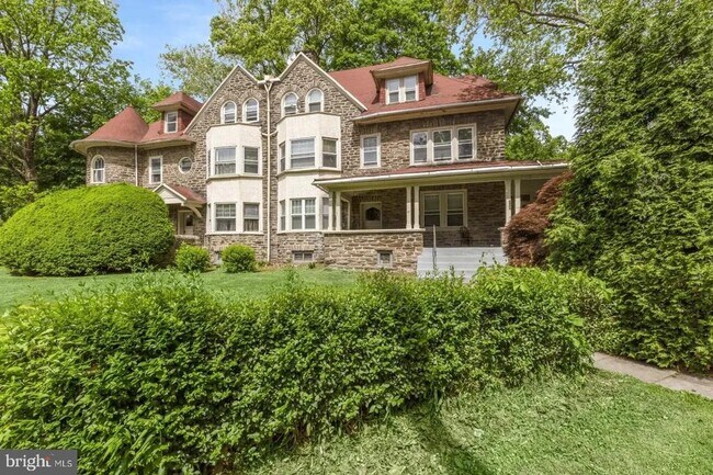 Building Photo - 6500 Lincoln Dr