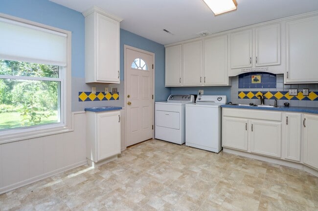 Building Photo - 3 bedroom home located in Russel Blvd School district!