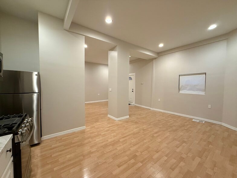 Building Photo - 2121 N California Ave