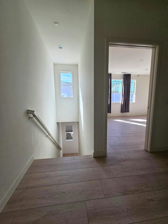 Building Photo - 1969 Cottage Dr