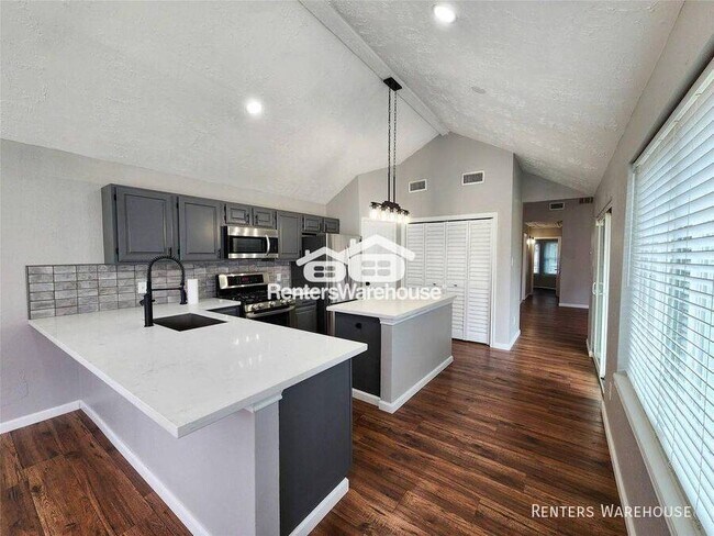 Building Photo - 2118 Creston Dr