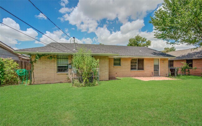 Building Photo - 9526 Balsam Ln