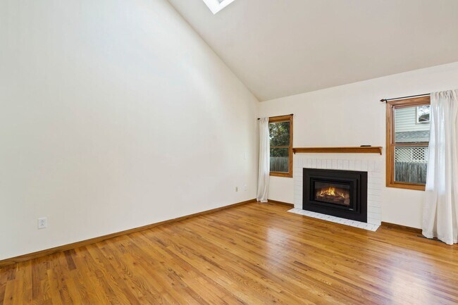 Building Photo - Spacious Home in a Great Location!