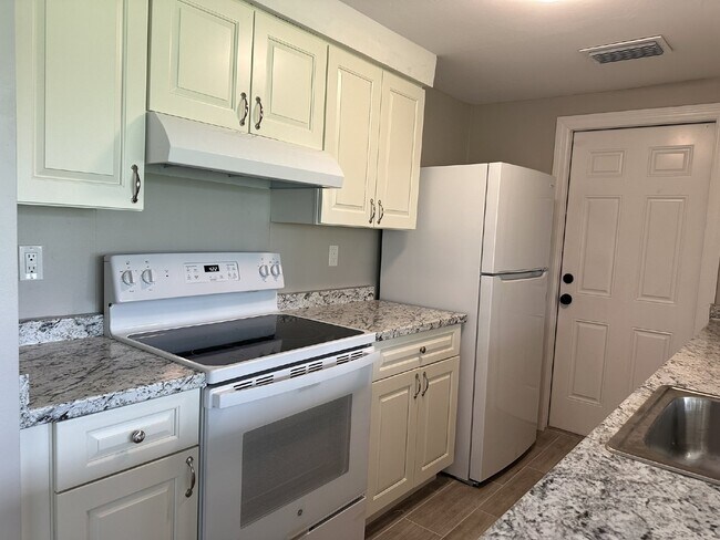 Building Photo - Charming Home in the Center of Town