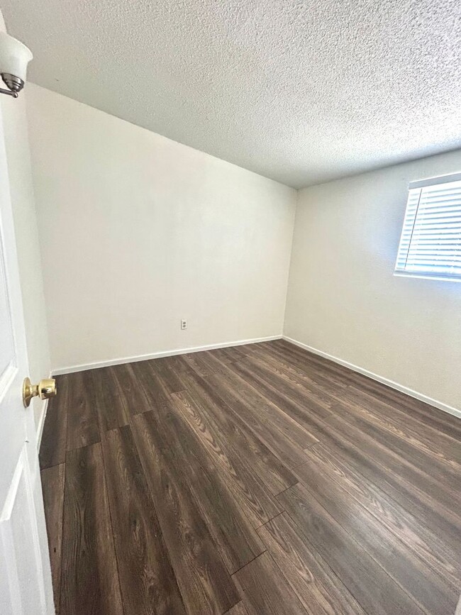 Building Photo - Charming 3 bedroom 1 Bathroom Apartment