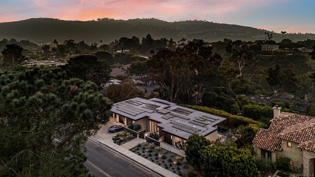 Building Photo - 8070 La Jolla Scenic Dr N