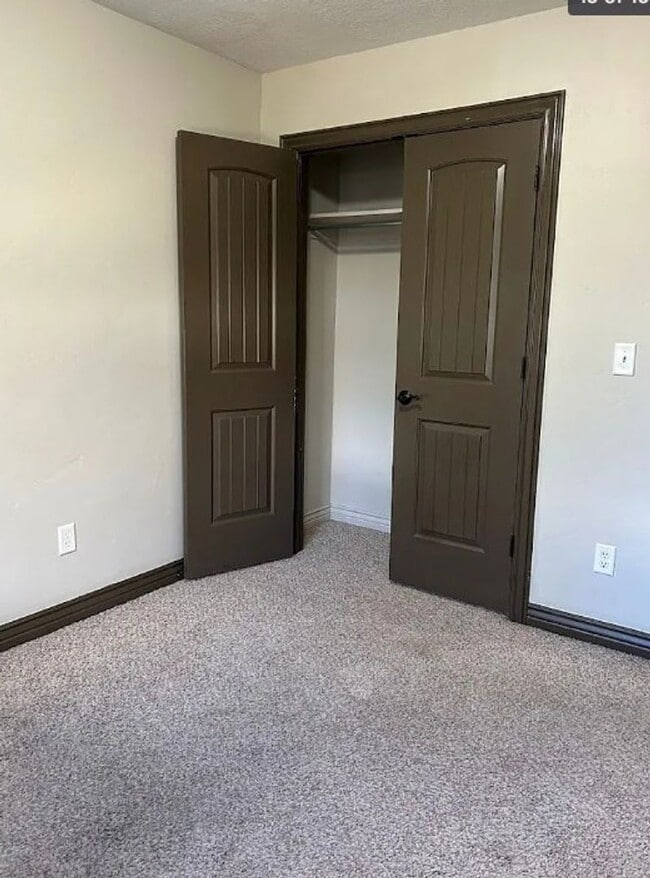 Building Photo - 3 bed 1.5 bath IMMACULATE END-UNIT Townhome in the Meadows