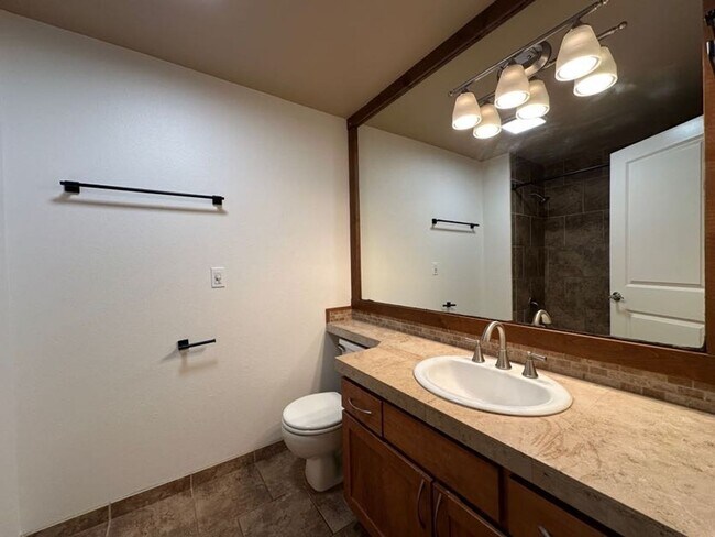 Building Photo - 1 bedroom top floor condo home in Stadium ...