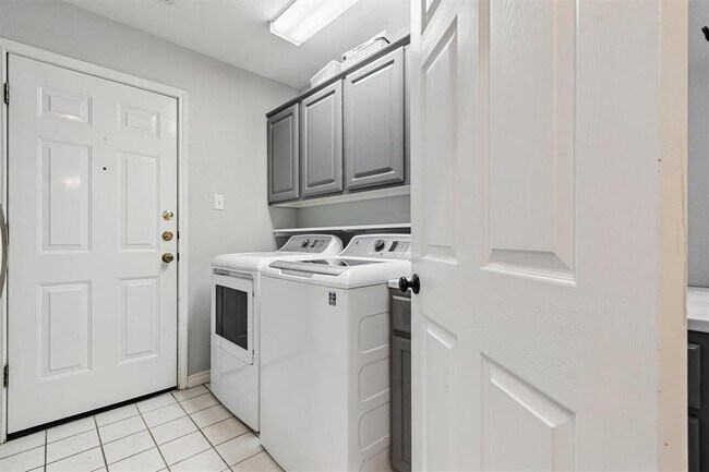 Building Photo - 10116 Scull Creek Dr