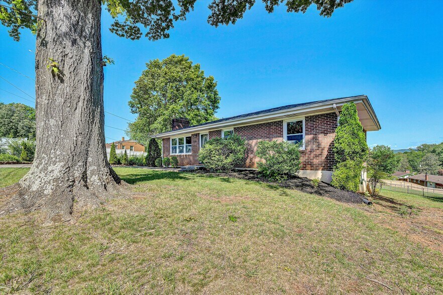 Building Photo - 5216 Sugar Loaf Mountain Rd