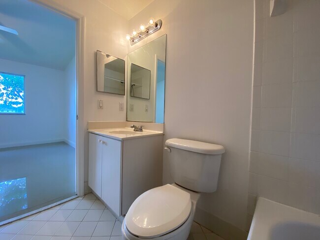 Building Photo - 2921 SE 12th Rd