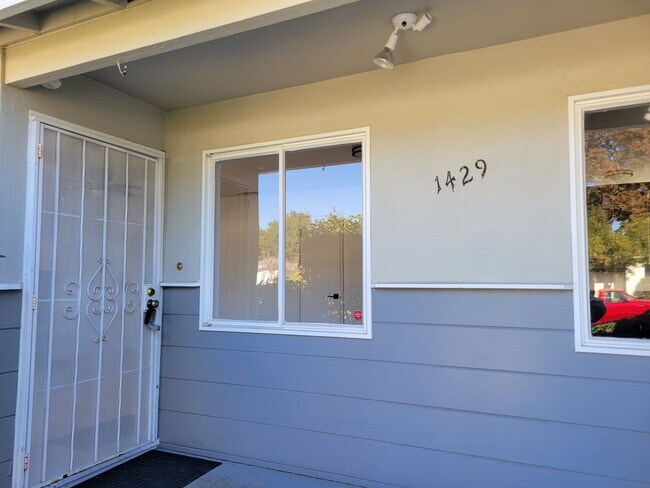 Building Photo - AVAILABLE NOW! 3 BEDROOM/2 BATH IN FAIRFIELD