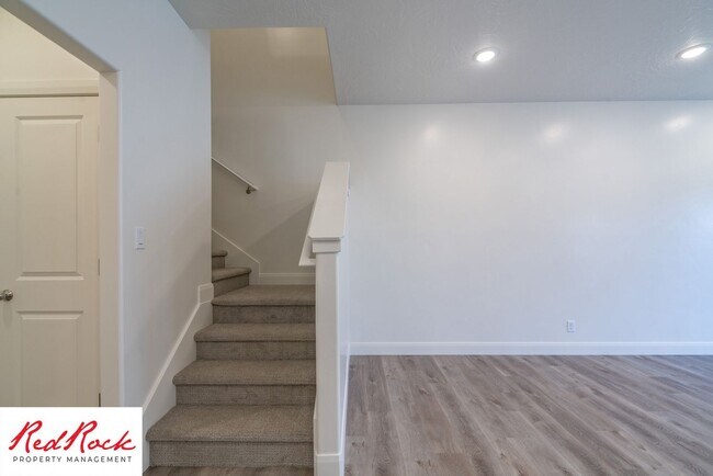 Building Photo - Stunning Spacious 3 Bedroom Unit