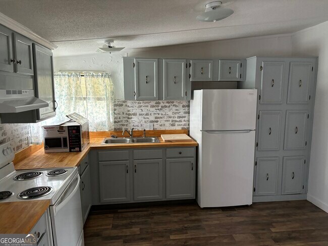 Building Photo - 266 Spring Lake Dr