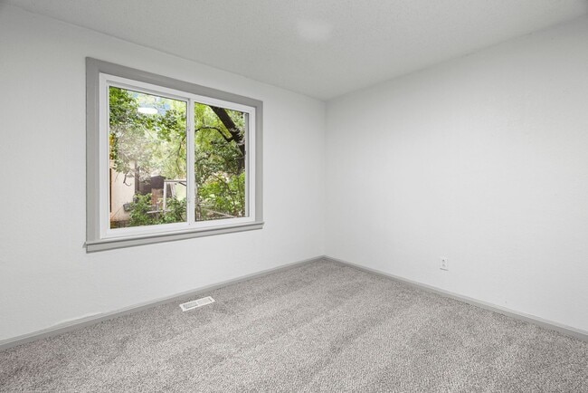 Building Photo - Beautiful 3 Bedroom Home