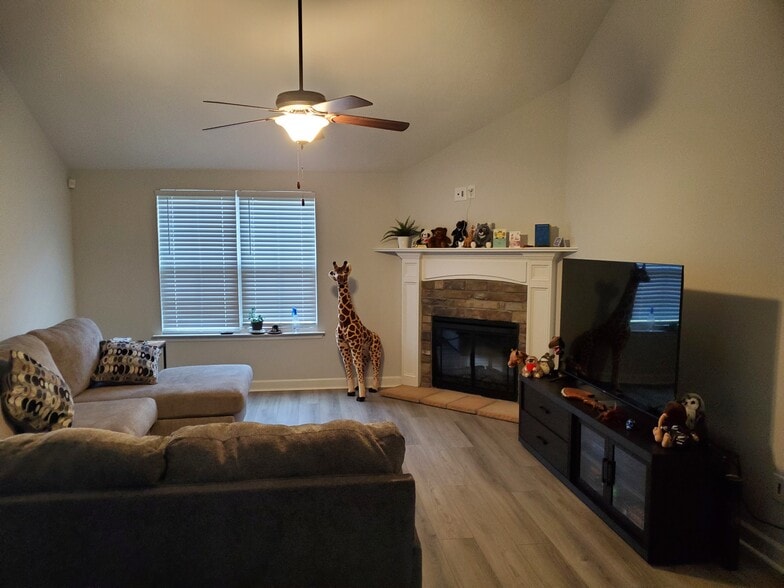 Building Photo - 529 Jensen Ln