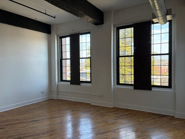 Building Photo - Sleek Manhattan Style Urban Condo Now Available in Byrne Lofts
