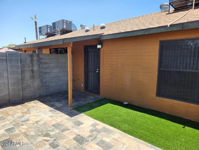 Building Photo - 3026 E Brill St