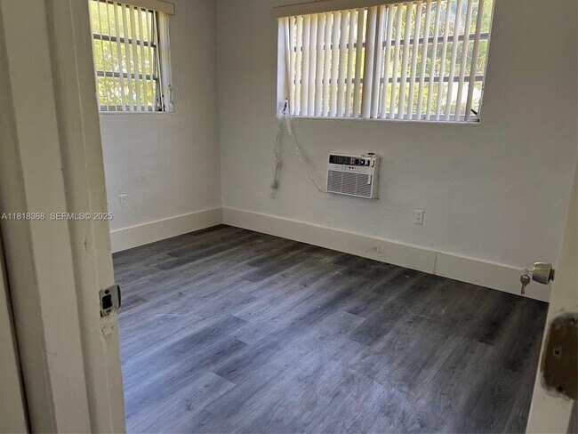 Building Photo - 1166 NE 112th St