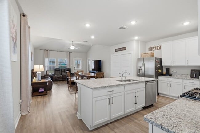 Building Photo - Move in June 2026! Beautiful 4 bd/3.5 bath near Randolph AFB!