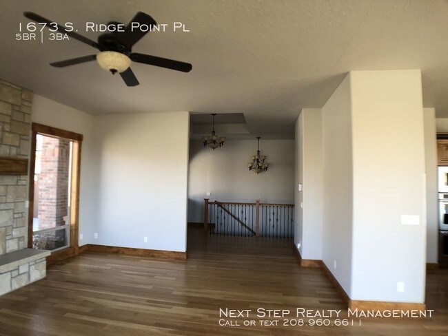 Building Photo - 5 bed 3 bath - Right Next to Table Rock