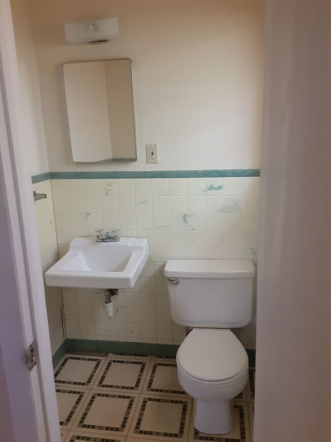 Building Photo - 4 Bedroom Home