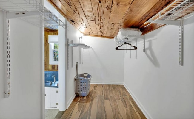 Building Photo - UNFURNISHED - 2 Bed 2 Bath + HUGE BONUS in a wooded oasis - NO HOA - off Middle Sound Loop