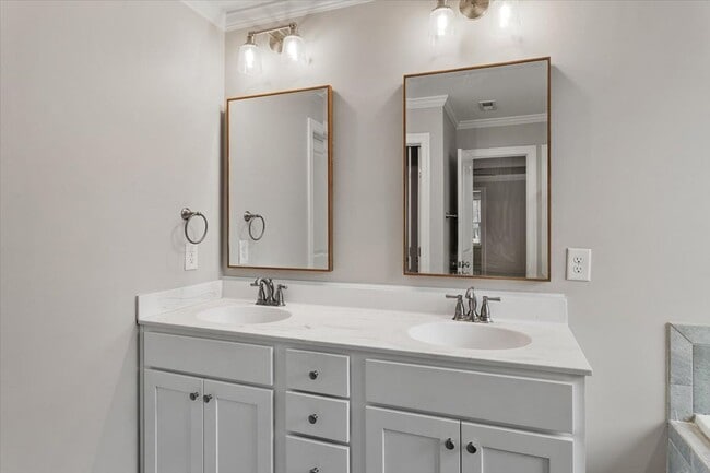 Building Photo - Charming 4 Bed, 3Bath in Clayton, NC