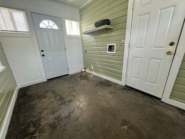 Building Photo - 2 bedroom 1 bathroom home Ready for move-i...