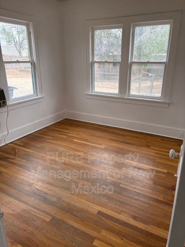 Building Photo - 404 Harvard Dr SE