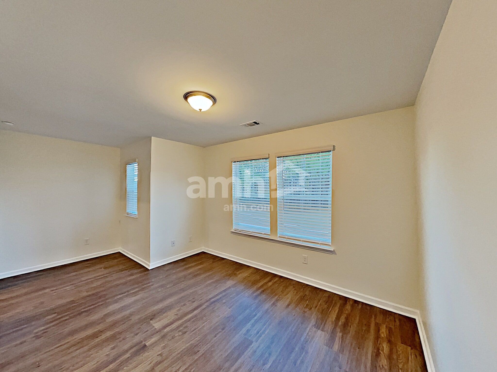 Building Photo - 553 Camp dr