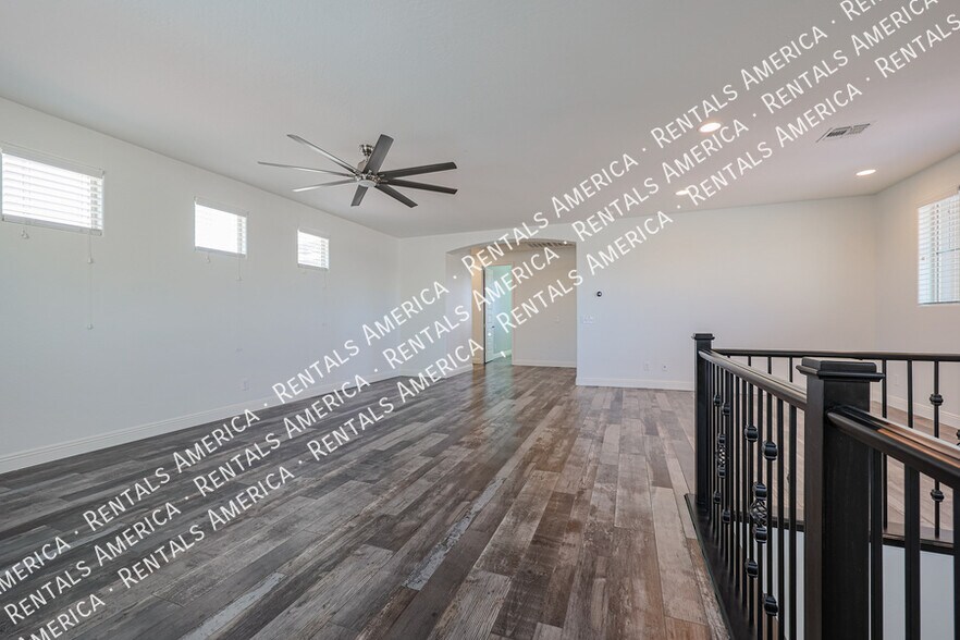 Building Photo - 4121 E Yellowstone Pl