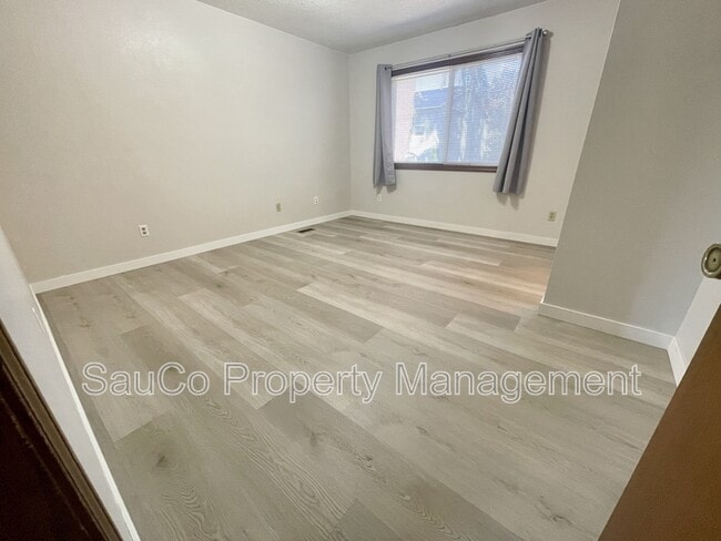 Building Photo - 324 SE 30th Ave