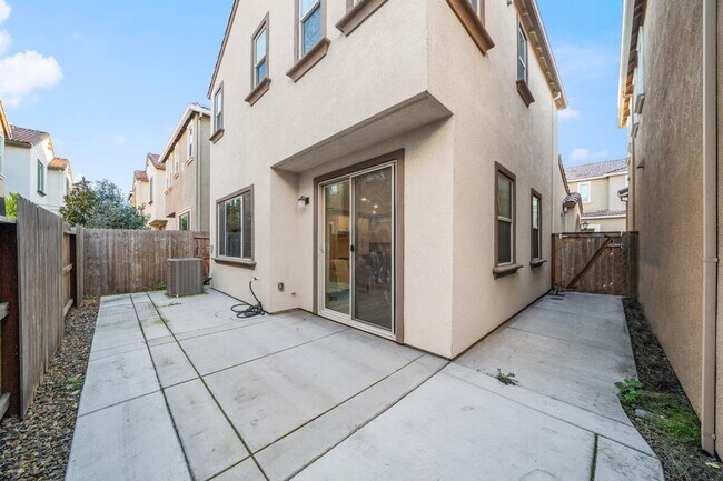 Building Photo - 10523 Tenor Way