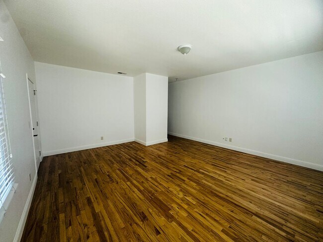 Building Photo - Come View This Perfect 2 Bedroom 1 Bath Located In the Heart of Downtown!!