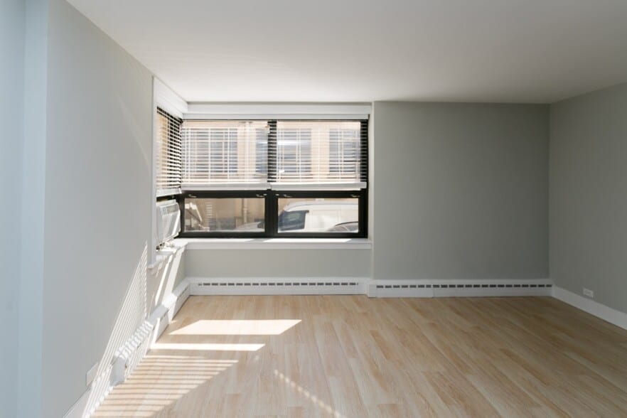 Building Photo - 450 W Wellington Ave