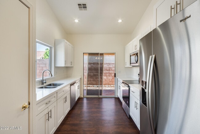 Building Photo - 3024 E Blackhawk Dr