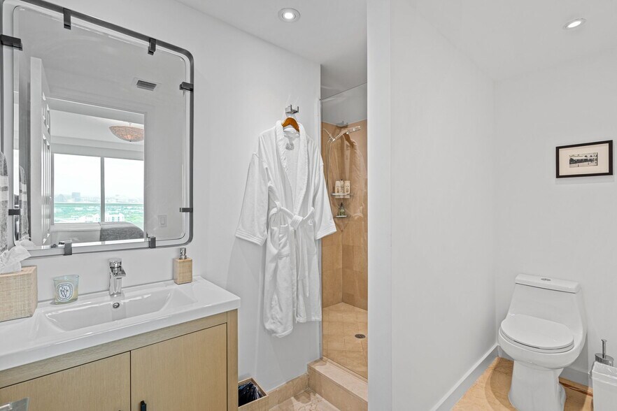 Building Photo - 1643 Brickell Ave