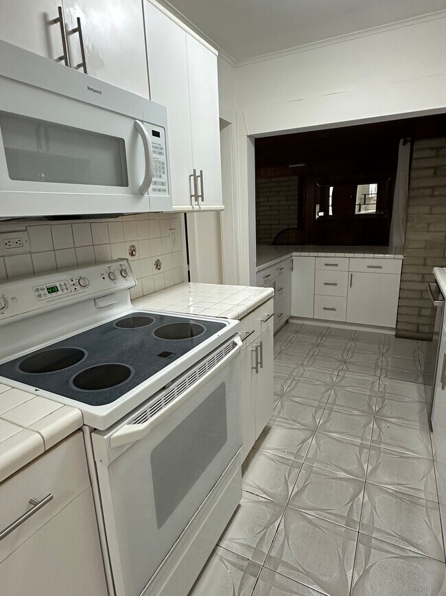 Building Photo - 811 NE 2nd Pl