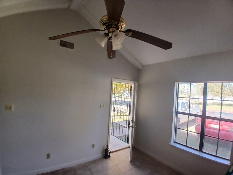 Building Photo - 141 S Gosnell St