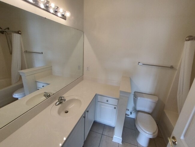 Building Photo - MOVE IN READY! 3rd Floor Condo with BEAUTIFUL Pond View! Central Location!