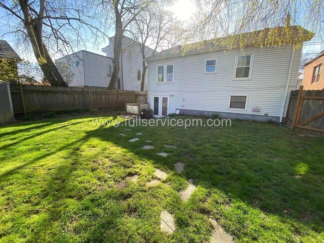 Building Photo - 8008 Roosevelt Way NE