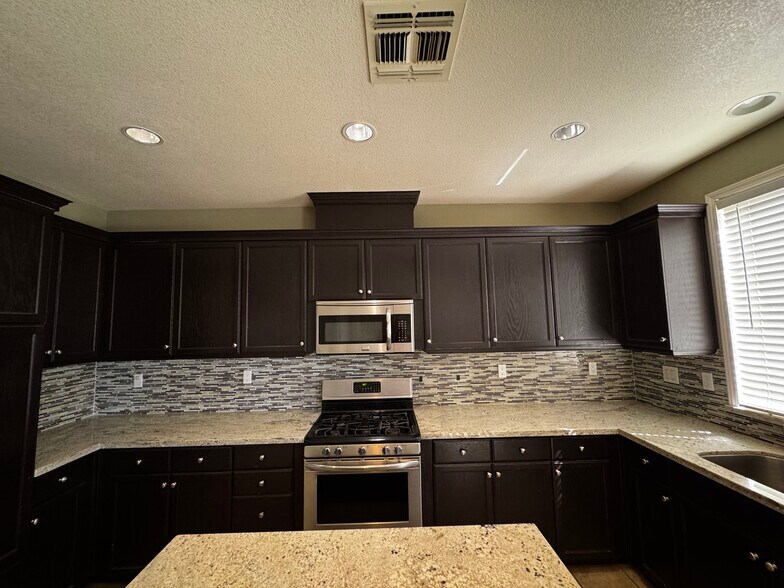 Building Photo - 5566 Frenchpark Ct