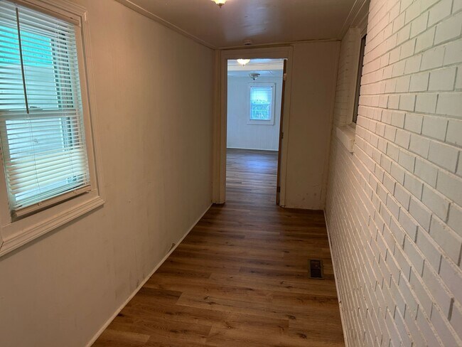 Building Photo - 2119 Elbon Dr