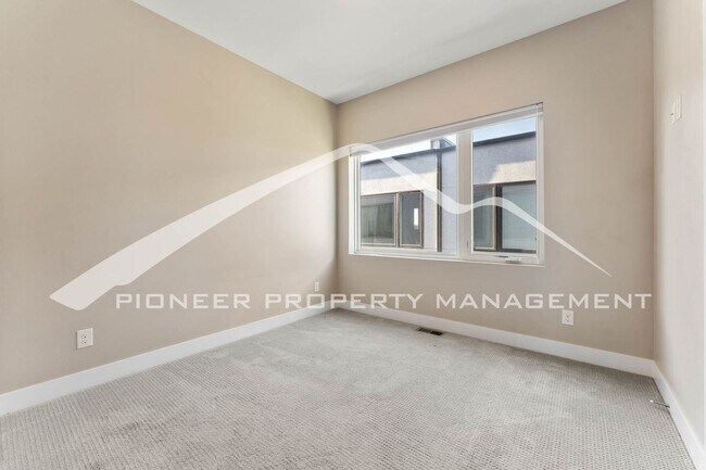Building Photo - Fantastic Townhome with A Roof Top Patio, Attached Garage, and Central AC!